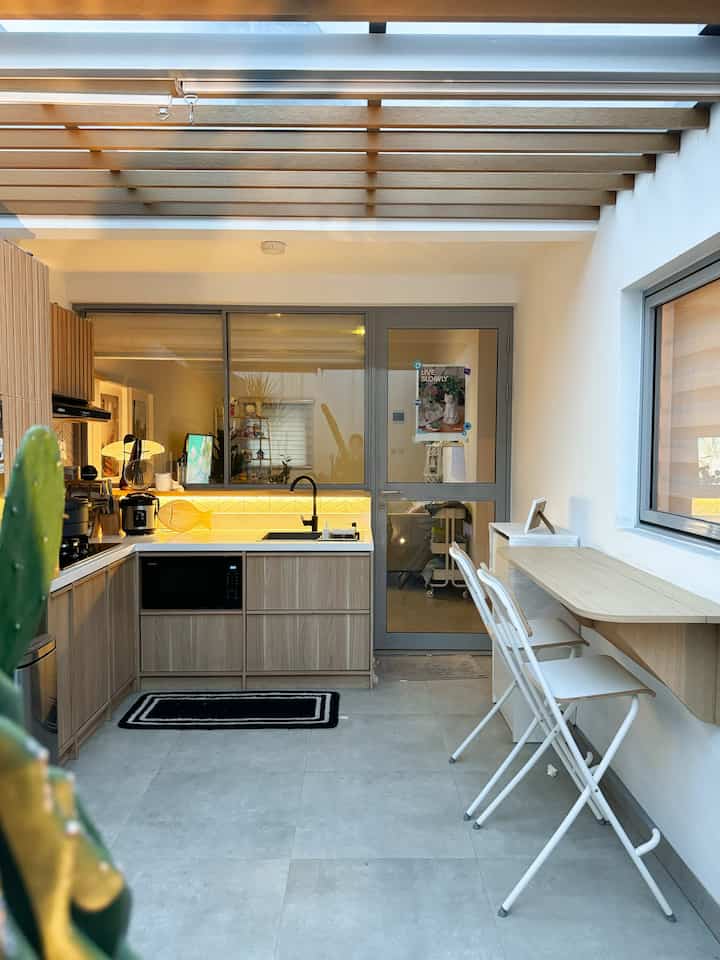 Beginilah suasana dapur di sore hari menuju malam. Dapur ini dibuat dengan konsep semi outdoor agar memiliki sirkulasi udara yang baik dan bisa menikmati view halaman belakang secara langsung selagi beraktivitas di dapur.
Pada sore - malam hari biasanya kami hanya menggunakan indirect light di area kabinet kitchen set dan lampu sorot di area taman, kami lebih memilih jenis lighting tersebut supaya lighting dapat berfungsi juga menjadi elemen dekoratif karena menciptakan suasana yang lebih dramatis dan estetik di area dapur.

#StylingDapur
#MakeOverDapur
#RenovasiDapur
#KitchenInspo
#KitchenStyling
#DapurMinimalis
#ScandinavianKitchen