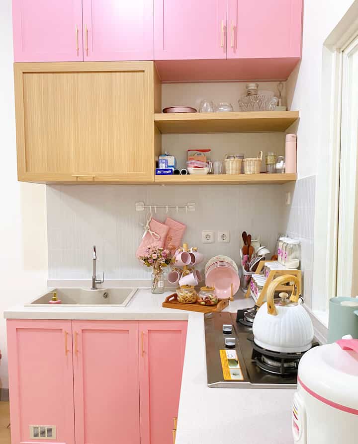 Dapur pink yang cukup minimalis ini aku isi dengan perintilan dapur dengan warna senada.
Rak piring kayu dan gantungan gelas yang diisi dengan peralatan makan warna pink bikin dapur ini punya warna yang selaras. Tidak lupa peralatan dapur aksen kayu makin mendukung suasana manis dan hangat di dapur ini 💕


#StylingDapur
#DapurPink
#MakeOverDapur
#RenovasiDapur
#KitchenPinkInspo
