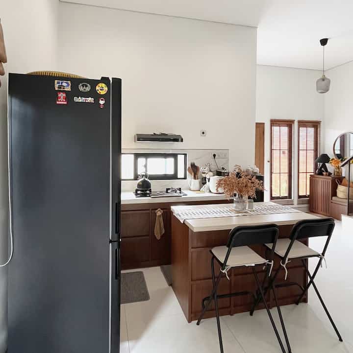 Di kitchen area ini sudah ada dining juga, yang kami custom.

Inspirasi yang kami dapat dari salah satu aplikasi lalu kami mix & match sesuai dengan tone & selera kami.

Tips styling kitchen yang murah meriah/ low budget biasanya kami hanya menambahkan item dekorasi yang sudah kami miliki, seperti di dining table ini kami tambahkan dekorasi taplak meja, vas dengan artifial flower & kami juga mengganti alas kursi makan🤍

 #StylingDapur
#MakeOverDapur
#RenovasiDapur
#kitchendining
#dapursatukamar 