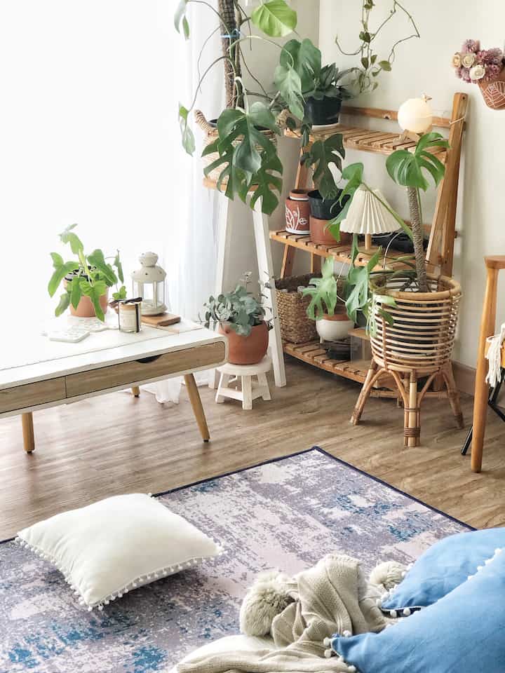 Favorite objects can really make the atmosphere cozy and comfortable. Have a house with a large area and a limited budget, so you have to be creative. Contemporary platforms such as O! House, Pinterest and social media are mainstay references.

I'm crazy about (1) pompom tablecloths and sarbans and cotton lace😂. (2) The economical aesthetic diffuser from hunting in the marketplace makes the room look cool. (3) Water hyacinth baskets for houseplants, and (4) flower shelves for my writing books which are my mainstay.

Is there anything similar?

#FavoriteObjects #RekomendasiDekor #RecommendedDecorItems #CozyLiving #DecorLowBudget #plantmom #bohoscandihouse