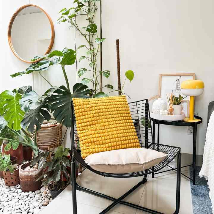 “Something New in casaaksadaru”
Holaa selamat siang dari casaaksadaru 👋🏻
Ada yg baru nih di rumah yaitu kursi hitam ini. Sudut ini menjadi tempat favorit baru di rumah kami. Kursi nyaman dipadupadankan dengan bantal kece yang senada dengan table lamp disampingnya. Sudut ini juga menjadi tempat meletakkan koleksi monstera saya, jadi makin seger kan duduk2 disini. Apalagi sambil baca buku dan nikmatin kopi di sore hari. Syahduuu ✨

Semoga bisa menjadi inspirasi yaa
Salam 🫶🏻

#BendaFavorit
#RekomendasiDekor
#RecomendedDecorItems 
#Casaaksadaru