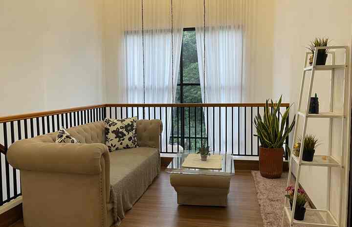 Ini adalah ruang santai kita di lantai 2.
Biasanya kalo lagi rame, kita bagi bagi
Ada di living room lt 1 dan sisanya anak anak disini😄 biar terakodir pas kumpul keluarga.
#livingroom #secondfloor #Sofa #dekorasiruangtamu #dekorasirumah #inspirasi