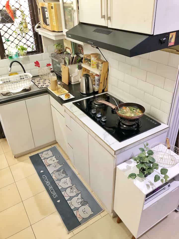 Rada insecure ya, sharing dapur kecil ini 😄Saking mini, dipikirin banget beli barang yang estetik tapi fungsional.

Dapur ini bawaan, dan challenging banget untuk renovasi karena lay out dan struktur. Jadi, permanis dan customised kitchen set dan storage aja, yang terpenting bersih☺️ dan ada jendelaaaaa.

Rajin rajin nengok market place, untuk menemukan printilan dapur cantik tapi ekonomis.
Semangat ya, geng dapur kecil! 

#StylingDapur #MakeOverDapur #RenovasiDapur #DecorLowBudget #SmallKitchen #Catlover #DapurKecil