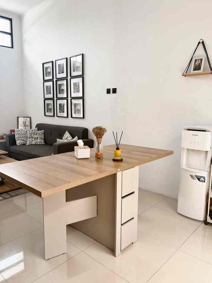 Benda Favorit Dirumah✨

lagi seneng banget nih punya meja bisa di adjust kecil atau besar, kecil jdi luas area klo besar jdi luas area meja makan.. nah pusing ga? 😆

meja ini namanya yver, ga sengaja lagi main ke dekoruma eh ketemu yver auto jatuh cintaa🫶🏻✨
salah satu benda favorit bgt nih, selain bisa bercerita banyak dgn paksu, sambil ngemil, sambil nonton bisa disini hihi

ini dia salah satu benda favorit plus tempat favorit😍
kalo kmu gimana? kasih tau aku yaa🤗✨

#BendaFavorit #RekomendasiDekor #RecomendedDecorItems #MejaMakanLipat #MejaMakan #RuangKumpul #DiningRoomArea 