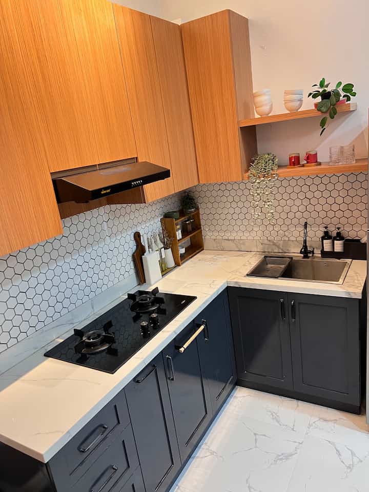 Menambahkan item dekorasi yang simple dan mempunyai tone dengan warna yang sama dengan kabinet dapur menjadi fokus utama dalam pemilihan dekorasi. Tentu saja diperhitungkan jg untuk fungsinya. 



#StylingDapur
#MakeOverDapur
#RenovasiDapur
#dapurjapandi
#designdapur
#dekorasidapur
#designdapur
#backplash