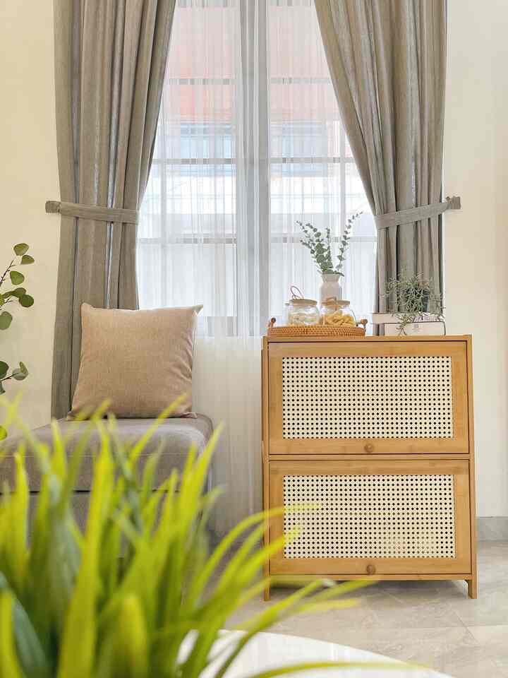 4 benda favorit di rumah kami, pertama rak sepatu tapi ini juga bisa di jadikan rak pajangan karena tampilan nya yang aesthetic, kedua rak wallarch pajangan yang kami bikin sendiri memanfaatkaan sisa gypsum eaktu bangun rumah. Ketiga pohon pisang artifisial, bikin tampilan ruang tv lebih seger dan ke empat benda favorot di rumah adalah rak dapur.

#BendaFavorit
#RekomendasiDekor
#RecommendedDecorItems
#RuangTamu
#DekorRuangTamu
#IdeRuangTamu
