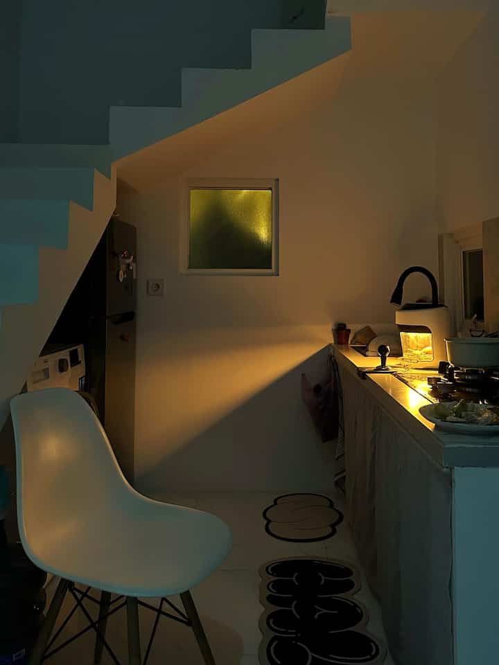 STYLING KITCHEN 💛
-
Dapur kita terletak dibawah tangga dengan toptable segaris dan belakangnya terdapat mesin cuci dan kulkas yg diletakan dibawah tangga ( agar space kosong ini berfungsi ) , kita juga menggunakan keset dapur ala genZ . Pantulan cahaya dari Air Fryer menerangi seluruh ruangan membuat kesan warm looks

#StylingDapur #MakeOverDapur #RenovasiDapur #dapursegaris #dapurminimalis #minimalis #monochrome #simple #angkahouse 