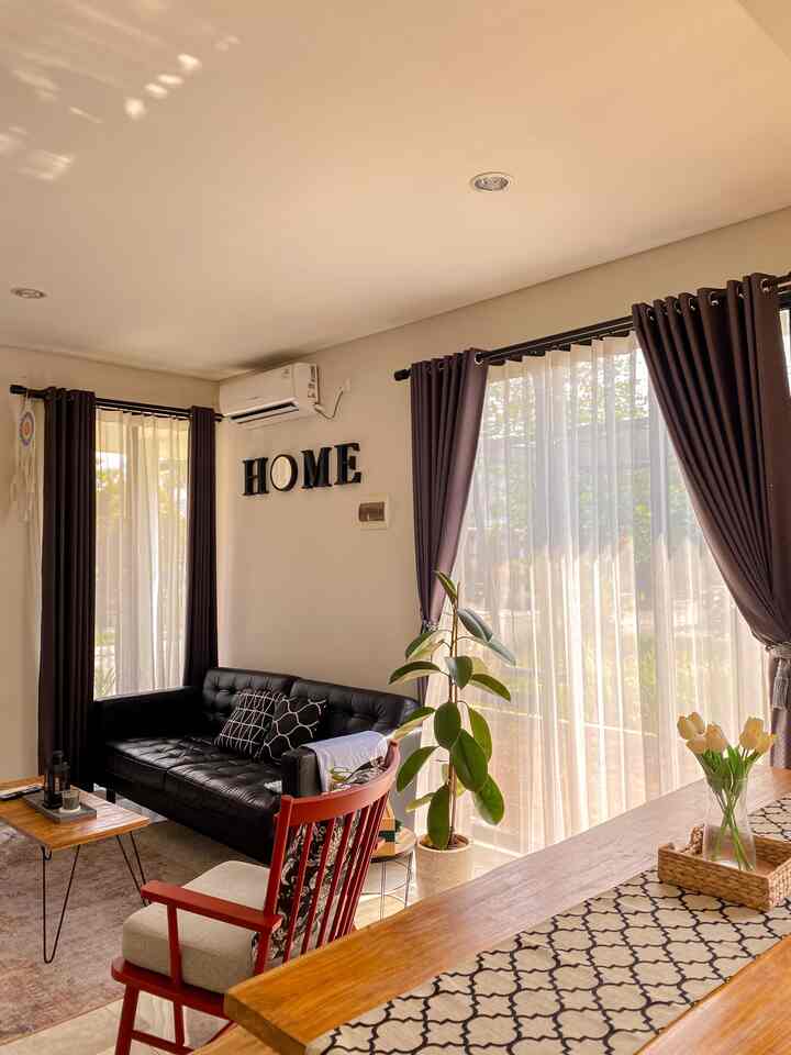 4 OUR FAVORITE FURNITURE 

Dimoment lebaran kali ini kami mulai mengisi kembali perobotan rumah kembali , ini bulan ke 7 berjalan kami menempati rumah ini. Senang rasanya apa yang kami inginkan untuk furniture rumah bisa kami miliki

Untuk saat ini ada 4 furniture yang sangat saya sukai berada dirumah kami yaitu

1. Sofa hitam (landskrona hitam 3 dudukan) ini adalah sofa impian kami dari brand ikea, karna harga nya yang lumayan untuk kami jadi kami menanbung dahulu awalnya dan setelah menempati rumah ini selama 7 bulan berjalan akhirnya apa yang kami inginkan sofa hitam bersar terbuat dari bahan kulit , dapat kami miliki dan menjadi tempat yang sangat nyaman untuk bersantai dan menjadi favorite sekali

2. Kursi merah (persbol merah) ini adalah kursi yang kami beli saat jalan2 di store ikea, karna warna nya yang menonjol yaitu berwarna merah. Suami saya merasa ini cocok berada di ruang tamu kami. Dan kursi ini cukup nyaman saat kami gunakan.

3. Rak storage (rak KALLAX) ini juga rak yang kami sukai k , pas dam cocok di letakan di sudut ruangan kami yang awal nya kosong. Karna banyak nya rak , kami bisa menyimpan barang2 kami di dalam storage.ini sangat berfungsi sekali membuat ruangan tampak rapi dan tertata karna barang2 tidak berantakan tapi tertata di dalam storage. Prodak ini juga kami beli di store ikea

4. Rak putih (BAGGEBO) ini adalah rak sebagai tempat menaruh barang2 yang ingin saya pajang. Rak ini juga mengisi sudut rumah kmi yang awal nya kosong sekarang menjdi terisi. Rak ini juga kami beli di store ikea

Semoga bisa menjadi bahan inspirasi bagi yang sedang mencari barang untuk mengisi rumah seperti kami

#bendafavorit
#rekomendasidekor
#recommendeddecoritems
#segehouse