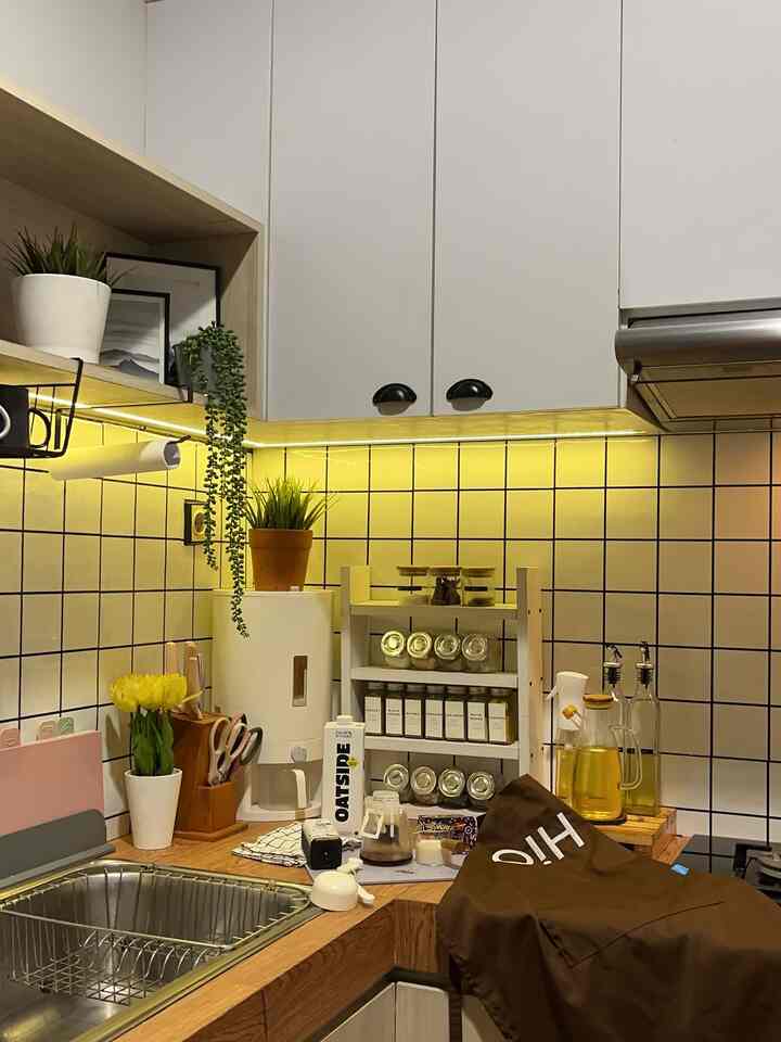 
KITCHEN STYLING ✨

Punya dapur yang bersih dan styling salah satu mood booster seseorang untuk lebih rajin lagi masak atau berada di dapur  apalagi buat anggota keluarga khusus nya suami dan anak. 
Untuk itu dapur ini di kemas dengan pernak pernik sederhana dan kecil dari botol bumbu, rak bumbu serta tempat beras menjadi kan dapur ini lebih styling.



#StylingDapur
#MakeOverDapur
#RenovasiDapur
#Decordapur
#Midcenturymodern
#Tangsel