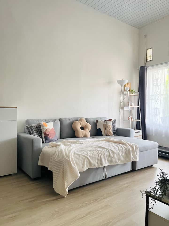 Ini empat benda favoritku dalam satu frame 🥰
1. Rak susun minimalis di sudut living room. Love at first sight sama rak ini karena warnanya yang senada dengan tema rumah.
2. Sofa bed dari pira yang enak banget buat dipakai gogoleran.
3. Selimut bulu warna putih. Suka banget karena selimutnya lembut.
4. Bantal bentuk bunga. Lucu banget buat jadi item dekorasi di rumah.
Kalau kamu, apa benda favoritmu di rumah? 😄

#BendaFavorit
#RekomendasiDekor
#RecommendedDecorItems