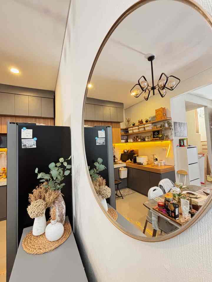 di ruma cefour, ada beberapa barang yang menjadi favorite kami.
1. cermin besar yang berdiameter 80cm
2. rustic vase
3. storage penyimpanan
4. papan nama yg bisa kita sesuaikan

barang2 yang bukan hanya estetik tapi juga jadi memperindah ruang di rumah🖤
#bendafavorite
#rekomendasidekor
#recomendeddecoritems