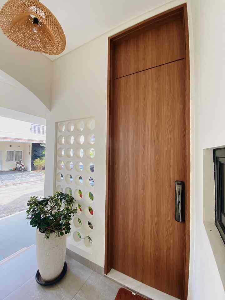 Yuk intip salah satu barang favorit di Griya Nagari

1. Pintu utama kami memang jadi barang favorit. Selain bentuk dan besarnya yang cukup membuat rumah terlihat megah, kami  mendapatkan pintu ini dengan harga yang masih terjangkau. Makin jadi favorit kan? 😆

2. Pajangan rotan dan tanaman olive benar2 membuat mood rumah menjadi lebih Japandi dan estetik

3. Lampu sorot menjadi bagian menarik di ruang keluarga karena menjadi ambience yang utama untuk pajangan kami di tembok. Efek dramatis dan estetis dalam waktu bersamaan. 

4. Pajangan vas dengan mood “setengah jadi “ menambah kesan Raw dalam konsep Japandi, menjadi barang favorit bulan ini 🤭

#BendaFavorit
#RekomendasiDekor
#RecommendedDecorItems
#japandi
#griyanagari
#furnitur
#barangestetik
