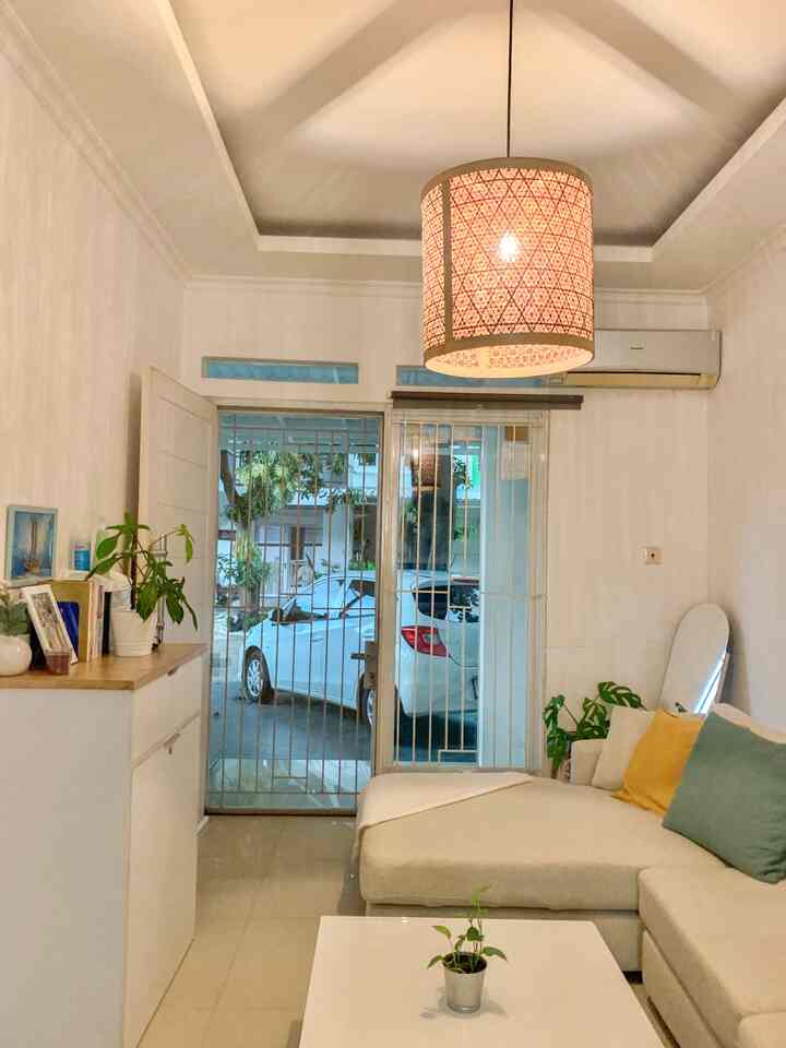 Sore yang mendung di rumah cluster • vibes nya adem banget • these our favorite products of minimalist living room

Ini adalah layout baru living room kami setelah Lebaran biar vibes nya jadi beda. Light colour furniture masih dominan di ruangan ini, dengan sedikit oleh-oleh lukisan kapal pinisi dari Bali karena kami tertarik dengan filosofinya. Rhaphidophora pertusa di sudut ruangan untuk menambah nuansa aesthetic dengan mirror frameless.

#BendaFavorit
#RekomendasiDekor
#RecommendedDecorItems
#minimalistlivingroom
#rumahcluster
#afternoonvibes 
