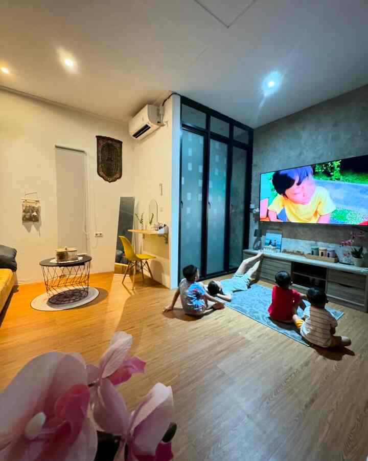 Benda favoritku di kamar : 
1. Smart tv 
2. Meja multifungsi
3. Standing mirror
4. Cermin dinding
5. Anggrek articial 

Hampir semua benda-benda dikamar semua favorit sih hehehehe

#BendaFavorit
#RekomendasiDekor
#RecomendedDecorItems
#MasterBedRoom
#RumahIndustrial
#Rumahyuqibam
