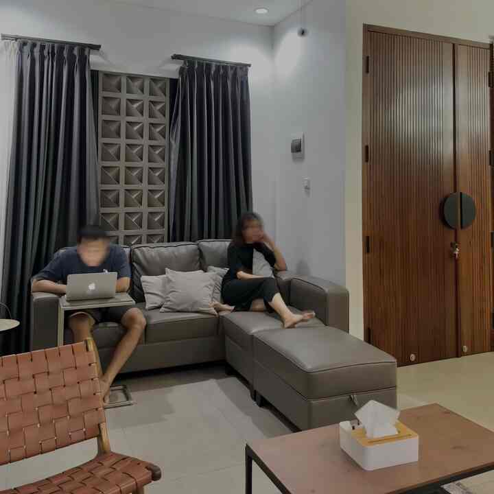 Spill benda favorit di ruang TV RumahNauli
1. Sofa kulit L shape yang bikin betah nonton drakor seharian
2. Side table multifungsi yg bisa dipake buat kerja sama paksu
3. Kursi kayu dengan design yang unik tapi nyaman banget buat santai
4. Karpet mini yang bisa dipake buat selonjoran nyambi drakor


#BendaFavorit #RekomendasiDekor #recomendedDekorItems