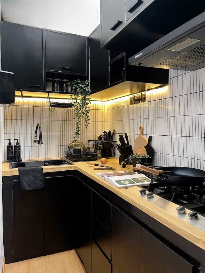➖ Kitchen Styling

Hai tetangga O!House!
Kita mau bahas tentang styling seputar dapur di Lolla House yang kaya gang senggol ini..

Karena space area yang terbatas, jadi kami memutuskan untuk menambahkan storage dengan custom kitchen set warna hitam dan dipasang full sepanjang area dapur. 

Kita juga #makeoverlowbudget dengan mengganti keramik backsplash warna putih dengan motif minimalis agar terlihat lebih cerah dan rapi. 

Untuk dekorasi, kami tetap di dominasi tone warna hitam dan kekayuan agar tetap senada dengan tema dapur. Peralatan dapur, dekorasi dan juga furniture ini biasanya kami dapatkan di e-commerce atau toko home furnishing seperti #IKEA #Informa atau #AceHardware 

Semoga menginspirasi 🖤

#StylingDapur #MakeOverDapur #RenovasiDapur #makeoverlowbudget #kitchen #kitchendecor #kitchenstyling #dapur #dapurmodern #dapurkecil #dapurmungil 


