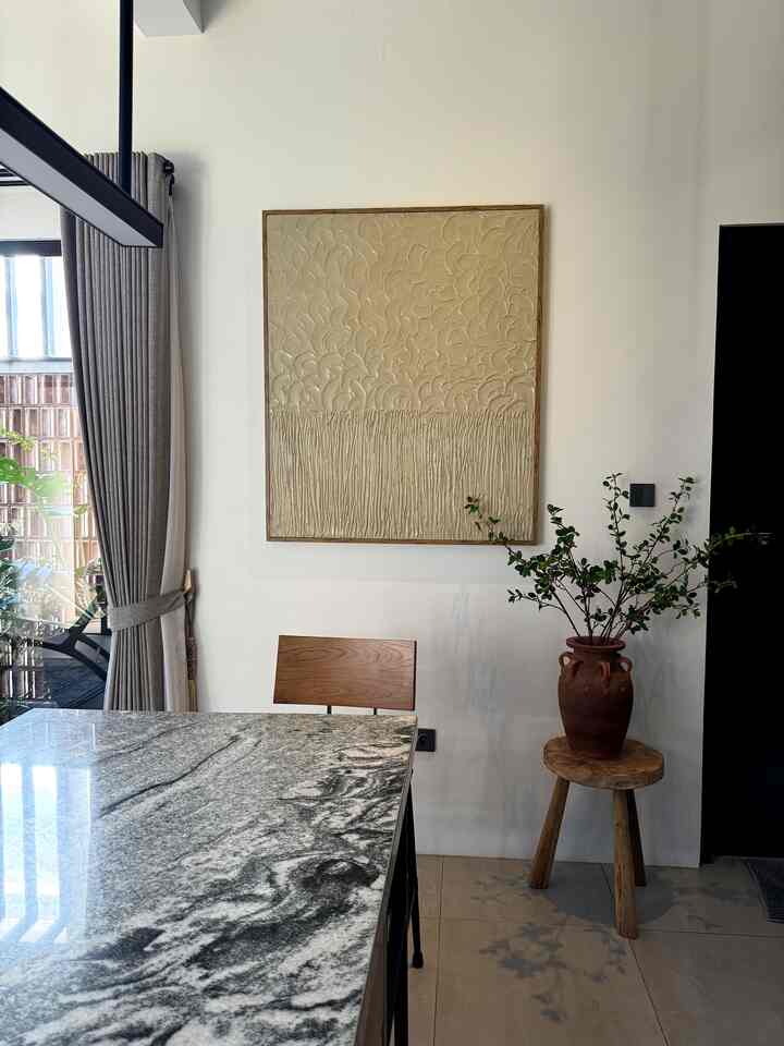 4 spot terbaik versi aku 

1 island table diujung meja backgroung wall art, my fav bikin kopi dan sambil sruput kopi pagi
2 cermin under stairs always dipake setiap saat apalagi kalo mau otewe spot terakhir untuk rapih rapih dan pakai sepatu
3 counsole table my favorite things pernak pernik styling 
4 drawer & tv dikamar tempat santai kalo malem 

#bumitimi #bendafavorit #spotfavorit #rekomendasidekor #recommendeddecoritems