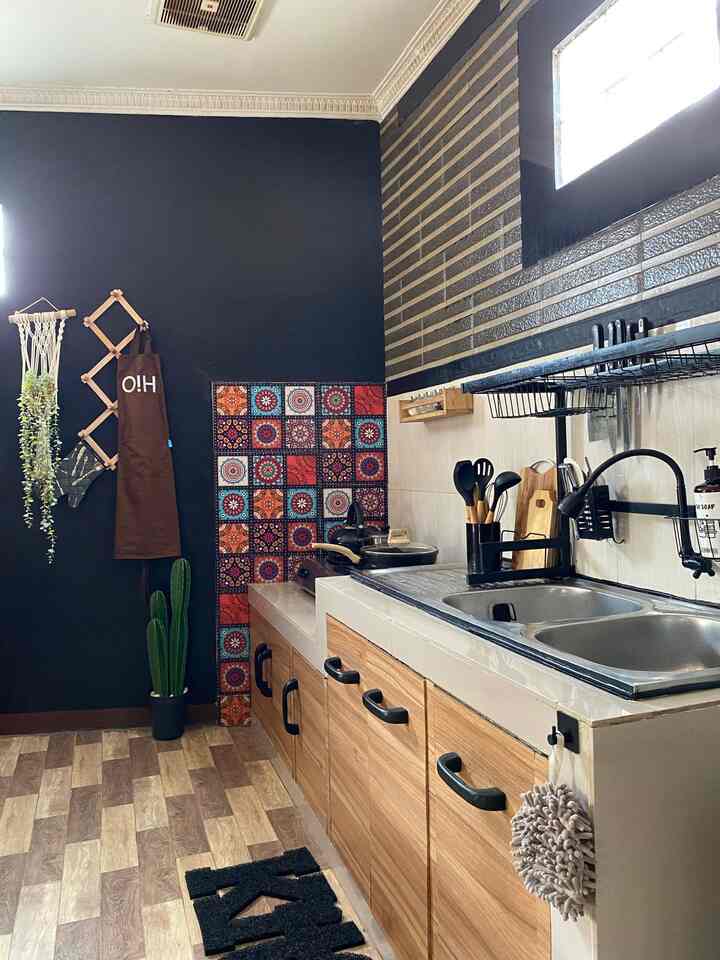 Styling Kitchen dirumah dengan tema ala cafe semi industrial. supaya ga monoton aku kasih sticker tegel iya sticker, dulu setelah dapur rampung baru mulai suka bgt lihat motif tegel dan  ternyata ada bentuk stickernya jd mulai decor dengan low budget. Warna hitam dan wood juga dominan di dapur ini 

Semoga menginspirasi 

#StylingDapur
#MakeOverDapur
#RenovasiDapur
#DecorLowBudget
#DapurIndustrial
#Dapur