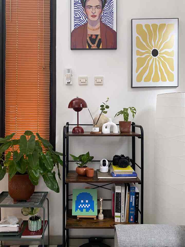 Sebenarnya susah sekali mendiskripsikan benda favorit dirumah, karena bisa dibilang semua yang ada didalam rumah adalah dekorasi kesukaan! 
Tapi, ini top 4 benda favorit di Daśa Cavana :
1. Lampu jamur warna maroon
2. Rak Lipat Ace Hardware
3. Rak Stora Ace hijau
4. Hiasan Kayu Manekin
Semua barang ini aku dapatkan dari pencarian di online store. Memang mengumpulkan benda dekorasi untuk rumah bisa dilakukan secara langsung bersamaan, atau bisa dengan mengumpulkan pelan-pelan seperti aku! Selamat berburu benda lucu! :) 


#BendaFavorit #RekomendasiDekor #RecommendedDecorItems #tinyhouse #36m2