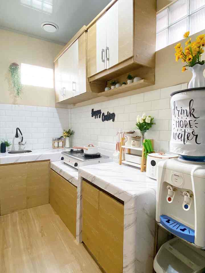 Styling dapur segaris 

Karena ukuran dapur segaris ini hanya 2x1.5m, jadi kami tidak banyak menggunakan furniture/ barang-barang dapur. Hanya beberapa barang yg sekiranya kami akan sering pakai. Dan kami pun mengandalkan lemari kabinet atas bawah untuk menyimpan barang-barang agar tidak menambah kesan sempit jika diletakkan di luar lemari / meja dapur. 
Tentunya kami menambahkan sedikit tanaman artificial agar memberi kesan lebih hidup di dapur ini. 
Begitulah cara kami men-styling dapur segaris ini. Semoga berkenan ya teman-teman 🫶🏻

#StylingDapur #MakeoverDapur #RenovasiDapur #Dapursegaris #dapurmungil #dapursederhana #rumahdarabayu #rumahdibekasi 
