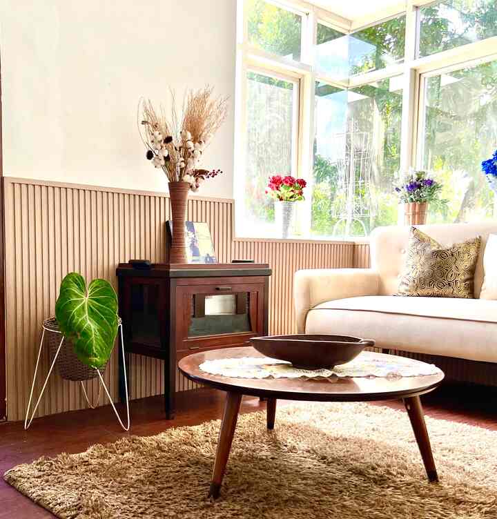 Hampir 90% benda di rumah ini adalah favorite, krn klo gak suka otomatis dia pindah rumah wkkwkw . 
Nah kali ini aq mau menunjukkan meja meja favorite dirumah kami

Slide 1: meja oshin ,selain jd coffee table berfungsi juga sebahai meja anak2 les privat atau kerja kelompok dirumah

Slide 2 :meja belajar , dulu ini digunakan juga sebagai meja konsol .. bentuknya simple hangat dan modern cicok untuk diletakkab diruang manapun

Slide 3: meja makan , bahannya kayu dengan kaki besi , dgn pabjang 130 pas untuk kami ber5 dan diletakkan dirumah lahan terbatas ini

Slide 4 : meja tv / buffet/ drawer dan meja / bench yg mutli fubgsi  sebagai storage juga didalamnya , jadi favorite krn selain fubgsi warnanya jg match dengan prabot2 lainnya 

#bendafavorit
#rekomendasidekor
#recomendeddecoritems