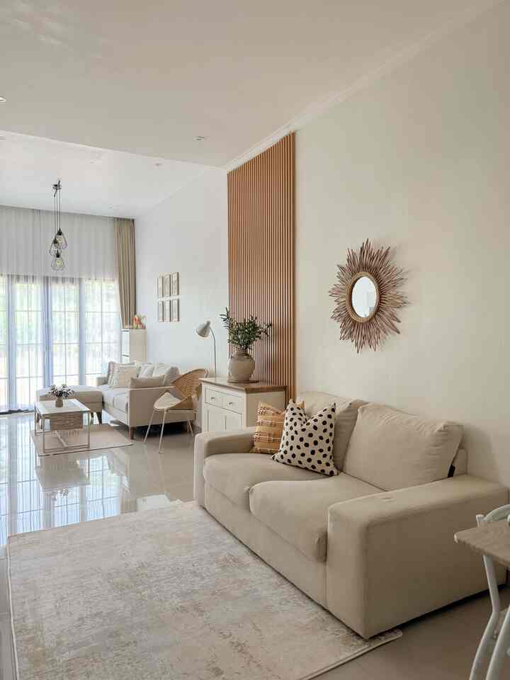 Favorit item at home :

1. HALFMOON CHAIR (slide 5). Selain karena bentuknya yang unik dan estetik, kursi ini jg punya kenangan lucu. Singkat cerita aku lagi mengunjungi kerabat di Jogja, lalu aku ketemu toko furnitur (namanya UWITAN) tempat aku membeli kursi ini. Aku langsung jatuh cinta pada pandangan pertama sama kursi ini. Tapi setelah dihitung-hitung, ongkos kirimnya mahal sekali, tapi karena udah terlanjur jatuh hati, akhirnya nekat beli dan bawa pulang sendiri pake mobil sendiri. Sekarang tiap ke jogja, selalu inget cerita pulang dari jogja ke jakarta sambil berdesak-desakan sama kursi rotan ini 😁

2.  MENTARI MIRROR (slide 4). Cermin rotan ini juga aku beli ditempat yang sama dengan kursi rotan tadi. Cermin ini juga aku bawa sendiri dari Jogja ke Jakarta. Jadi kurang lebih kenangannya sama. Dan yang bikin aku ga nyesel sama sekali dengan effort belinya adalah kedua barang ini kokoh dan awet. Usianya udah 5 tahun. 

3. IKEA BISSA (slide 6). Rak sepatu ini adalah barang IKEA pertamaku. Usianya juga sudah 5 tahun tapi masih kokoh dan ga ada kerusakan sama sekali. Suka banget sama bentuknya yang simple dan minimalis.

4. MICHI SOFA (slide 2). Sofa diruang keluarga ini memang baru aku beli kira-kira 7 bulan yg lalu, tapi langsung jadi barang favorit. Dari dulu aku pengen banget punya sofa yang nyaman untuk nonton tv dirumah, dan baru kesampaian sekarang. Sofa ini aku beli di DEKORUMA, super empuk dan nyaman banget untuk nonton tv, bentuknya minimalis dan warnanya sesuai banget sama tema rumah ini.

#BendaFavorit #RekomendasiDekor #RecommendedDecorItems 
