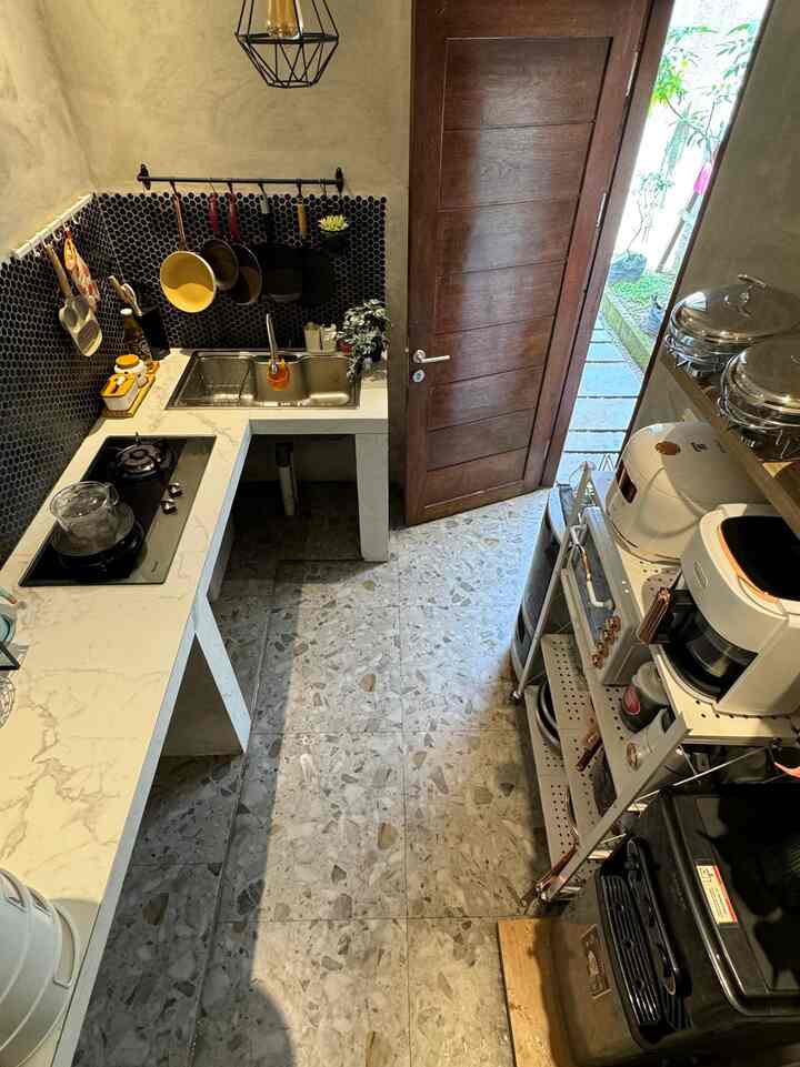 Ini dapur kotor di rumah kami, dengan ukuran 2x1 m  sudah sangat luas buatku hehehe
Sesuai dengan tema rumah warna natural,kecuali alat masak-masaknya ad yang random warnanya 🤭🤭🤭

Meskipun namanya dapur kotor tapi aku selalu membuatnya menarik dan efisien..kudekor dengan penambahan lampu hias, tanaman articial, dan beberapa printilan lainnya 😊

Terima kasih semoga bisa jadi inspirasi 🥰

#StylingDapur
#MakeOverDapur
#RenovasiDapur
#Dapurrumahyuqibam
#DapurIndustrial
#Rumahyuqibam