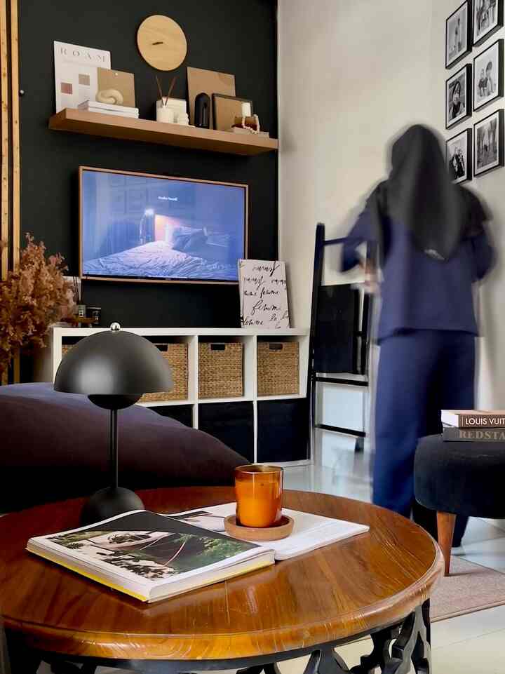 ➖ FaFOURite Items 

Spill 4 Item Favorite di rumah ini yaitu :

1. Lampu Meja 
Pas mau beli lampu ini maju mundur banget, karena mahal dan selalu habis stock warna hitamnya.
Akhirnya rezeki dapet toko yang jauh lebih murah juga pas restock warna hitamnya. Cakep kan lampunya 😍🖤

2. Scented Candles
Nggak tau kenapa seneng banget koleksi wewangian dirumah kaya scented candle atau reed diffuser, dan kalau di kontenin tuh emang bikin estetik banget. 🤎

3. Throw Blanket
Tetangga O!House pasti tau tiap posting foto rumah, selalu ada throw blanket yang menemani dan melengkapi dekorasi rumah ini. 😁

4. Majalah / Dummy Book
Ini juga salah satu properti yang bikin estetik dirumah. Dari jaman masih seneng foto flatlay, selalu add props pakai majalah atau dummy book karena bikin lebih hidup dan cakep kalau di foto.

Setuju nggak sama aku? 😆
Semoga menginspirasi yaa 🖤🤎

#BendaFavorit #RekomendasiDekor #RecommendedDecorItems #FavoriteItems #FavoriteProps #AestheticDecor #inspirasidekor #dekorasiruangtamu #dekorasiruangkeluarga 