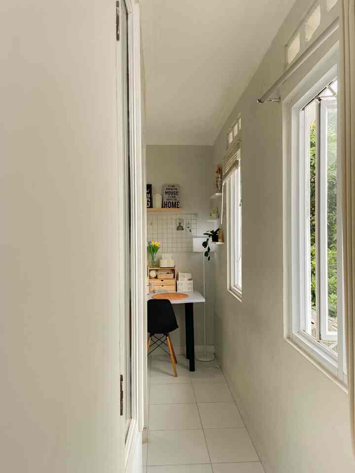 Dirumah tidak banyak barang barang yang mewah dan mahal, namun aku mengisi rumah dengan perintilan yang cantik dan fungsional karena minim space rumahku, ini lah beberapa barang favorit yang kusenangi dirumah🤭 mostly aku membeli barang barang itu umumnya dari toko oren 🤭 dan mostly juga aku menyukai barang barang itu karena bentuknya yang lucu dan aesthetic ✨
.
#BendaFavorit
#RekomendasiDekor
#RekomendasiDekorItems