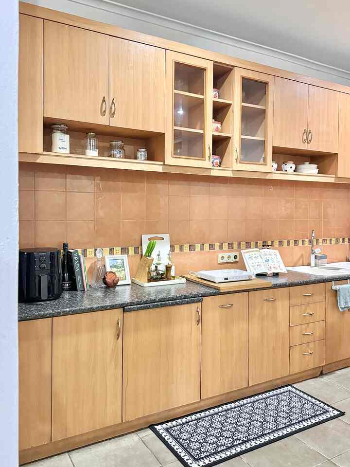 Dapur Terracotta yang menjadi salah satu ciri khas di rumah Jocé.

Dalam menata dapur ini, aku menambahkan beberapa elemen dekoratif pada Counter Top seperti tanaman artificial, foto pemandangan dan beberapa botol dengan bentuk yang unik,
ditata dengan menggabungkan beberapa bentuk dan ukuran untuk memberi dimensi.

#StylingDapur
#MakeOverDapur
#RenovasiDapur
#dekorasidapur #kitchendecor #kitchenstyling #dapurantik #dapurvintage 