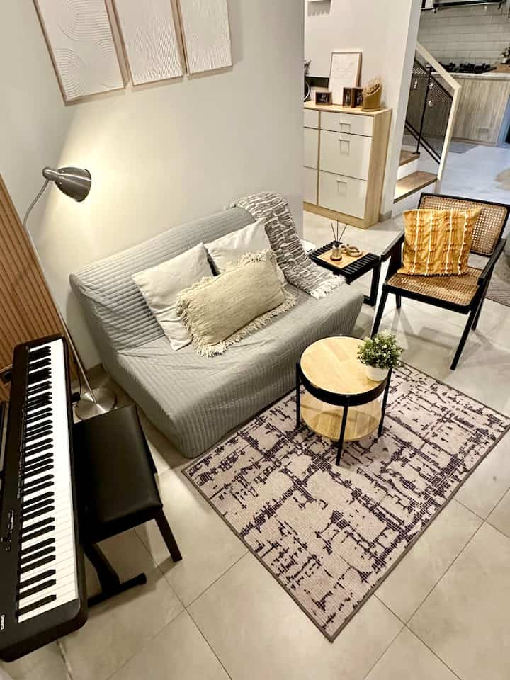 Spill 4 favorite things in the living room 😍✨

1. Black teak wood chair (2nd slide for details)
I got this from a seller of leftover export furniture who bought it quickly and the price was affordable 😍

2. Vivere pillowcase
The colors and motifs are really beautiful, making the room even more luxurious

3. IKEA Lersta floor lamp
This floor lamp is affordable in the range of 200 thousand but makes the room vibes beautiful

4. Throw Blanket from Kreea
The material is cotton and the quality is really good 😍

Which one do you like???

#FavoriteThings
#Decor Recommendations
#RecommendedDecorItems
#homeFinds
#HomeDecorInspo
#HomeDecor