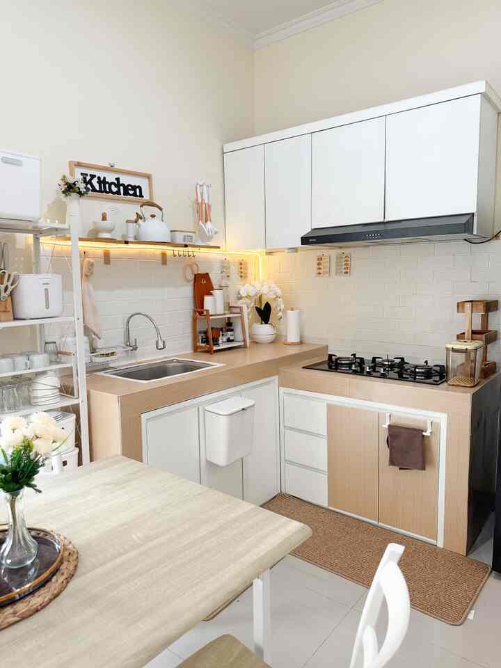 Dapur Mungil Low Budget 🤍✨

Di dapur ini sengaja aku menggunakan kitchen set atas hanya sebagian, dan sebagiannya lagi sengaja menggunakan rak ambalan untuk memajang peralatan dapur aesthetic, 
Di dapur ini semua serba lowbudget, dari penggunaan stiker foam bata putih pada dinding meja dapur dan alas top table menggunakan stiker vinyl, 
Dan yang terpenting walau dapur kecil aku tetap menginginkan ada minibar, walau kecil, selain untuk mempercantik dekorasi dapur, aku menggunakan area minibar ini untuk ngobrol ringan sambil ngemil sama suami 🤍✨ 

#StylingDapur
#MakeOverDapur
#RenovasiDapur