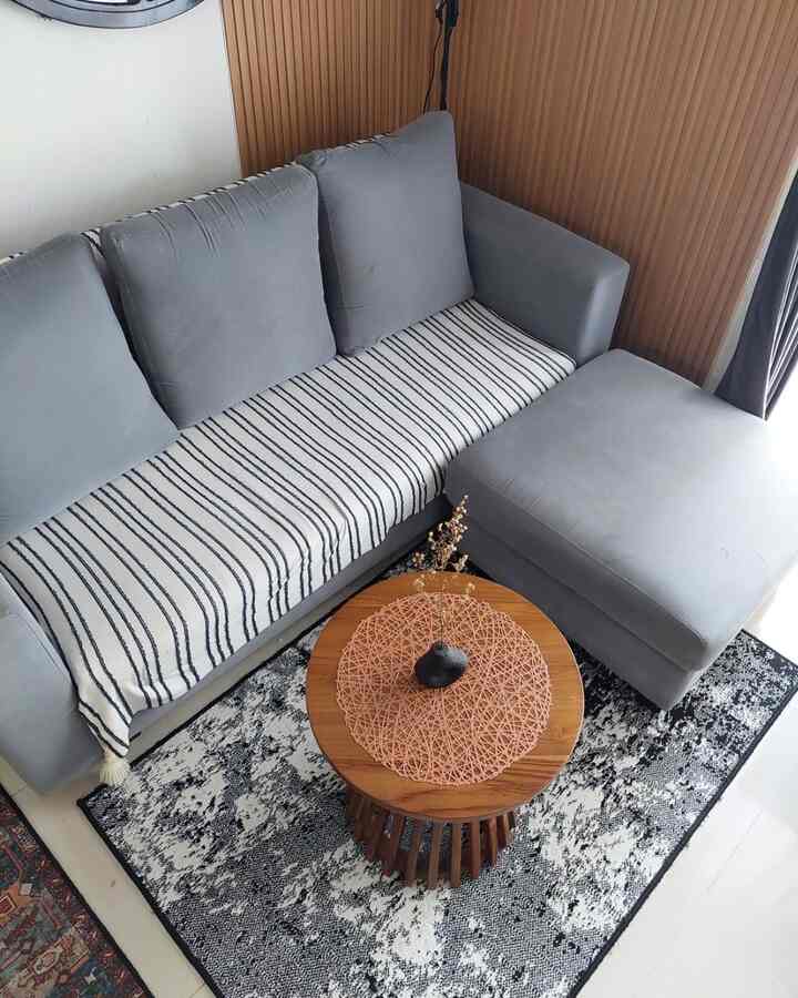 Halooo.. Kalo ditanya benda fav dirumah sebetulnya banyak. Aku mau share beberapa benda fav & menurut aku ini jd bagian dari kebutuhan rumah. 
Karna rumahku punya lahan terbatas jd harus lebih fungsional.
1. Sofa. Sofa type L ini memiliki storage di 1 bagian jd ini biasanya aku manfaatin buat nyinpen throw blanket / bantal" kecil.
2. Meja. Ini sudah jelas fungsional & pasti di setiap rumah punya meja. Pilihan meja di rumah aku pakai model bulet karna lebih hemat space. 
3. Cermin. Benda yg pasti ada di setiap rumah. Aku pilih cermin bulat karna ini bisa percantik dinding yg kosong.
4. Rak sepatu. Rak ini bukan sekedar jd rak sepatu tp bisa jd pengisi ruang kosong & bisa dimanfaatkan untuk dekorasi. 
5. Reed diffuser. Karna rmh ini konsepnya open space jd kadang bau masakan itu bisa kecium serumah". Makanya buat aku reed diffuser itu sangat perlu. 

Untuk temen" yg punya lahan terbatas bisa coba cara aku dekorasi ruang dengan furniture / benda yg lebih bermanfaat.

#bendaFavorit #RekomendasiDekor #RecomendedDecorItems #Livingroom #rumahopenspace 