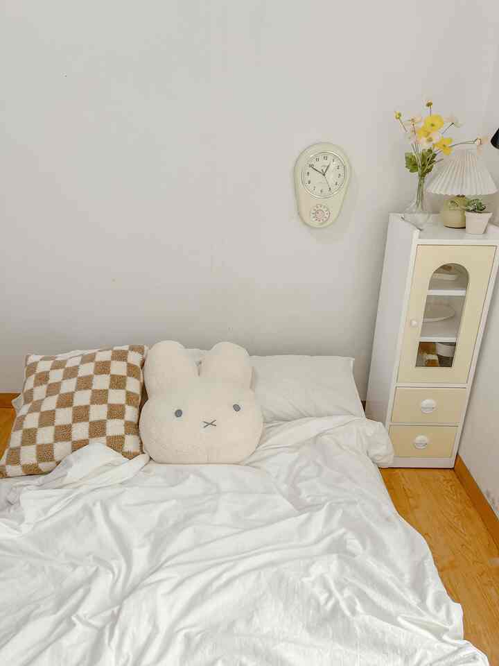 Kalau liat perintalan kamar yg gemash, duh pengen dibeli semua rasanya.
Ini beberapa favorite ku. Boneka miffy, bantal motif catur, jam dinding liberte & kalender abadi yg gemesh banget ini.

Kalau kamu, suka bagian mana dari kamar ini?

#BendaFavorite #RekomendasiDekor #RecomendedDecoritem