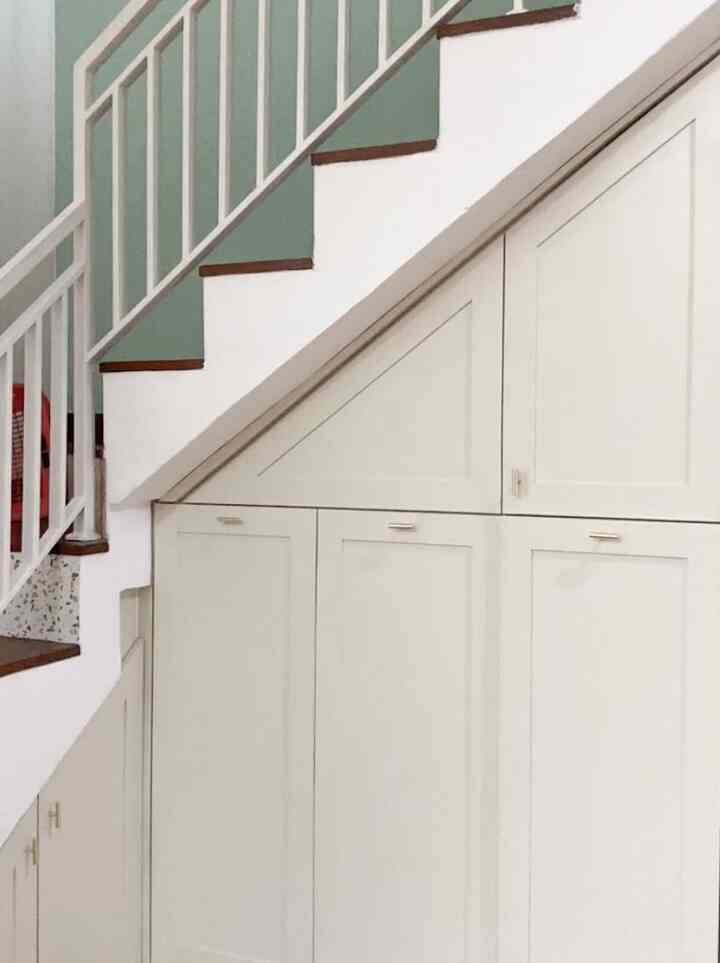 Halo tetangga O!House,

Mau cerita nih tentang lemari bawah tangga kami. Jadi, ketika kami merenovasi rumah ini kami memutuskan untuk membuang ruang gudang yang pernah jadi sarang tikus karena begitu banyak barang.

Gantinya adalah lemari serba guna di bawah tangga. Setelah decluttering besar-besaran,  penghuni gudang yang tersisa kami pindahkan ke lemari bawah tangga ini.

Lemari ini juga berfungsi sebagai penyimpanan koleksi buku-buku dan mainan rakitan anakku.

Kami berusaha tidak menyimpan banyak barang lagi dan selalu declutter kembali agar tidak banyak menumpuk barang di lemari/gudang kecil kami ini sehingga rumah tidak sesak. ❤️

#lemari #lemaribawahtangga #lemarikayu #bawahtangga #inspirasibawahtangga #ruangbawahtangga #storage #storageroom #gudang #homedecor 