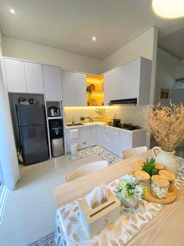 DAPUR MINIMALIST PUTIH 

Hai O!house Lovers…
Selamat datang di dapur minimalist putih kami. Pada awal pembuatan dapur ini penuh drama, karena aku yang pengen serba putih dan paksu yang pengen perpaduan putih dan sage green. Konsep siapa yang akhirnya dipakai bisa keliahatn kan dari dapurnya sekarang, hehe.. 

Dapur ini menggunakan warna-warna Bumi. Dapurnya serba putih mulai dari kabinetnya, top tablenya, dan juga back splashnya. Printilannya kami pilih bernuansa senada yaitu putih dan kayu. Serta tambahan kesan segar dari tanaman artificial. sedangkan alat elektronik berwarna hitam dan silver. Kitchen set kami memiliki tangga yang bisa berkamuflase menjadi kebinet. Kami juga menggunakan socket door agar kabinet lemari bisa jadi kabinet terbuka atau tertutup sesuai kebutuhan.

Agar dapur terlihat rapi, pada top table kami meletakkan benda-benda fungsional dan dekoratif seperlunya sesuai kebutuhan. Barang-barang di dalam lemari kabinet kami letakkan di dalam kotak penyimpanan sesuai dengan kategorinya. Sehingga kabinet lemari jadi lebih rapi dan barang-barang pun lebih mudah dicari. Selain itu kami juga menggunakan storage rotan untuk meletakkan snack2 atau kue sementara waktu untuk dimakan kembali. Jadi dapur tetap terlihat rapi dan estetik.


#StylingDapur
#MakeOverDapur
#RenovasiDapur
#whitekitchenset
#dapurminimalis
#rumahdeveloper
#cimahi
#bandung
