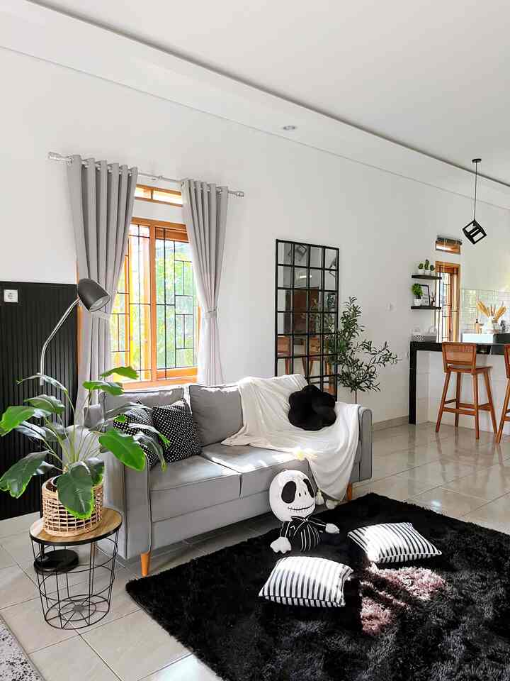 Spill Benda Favorit di Bumi Gerrd

-  Slide 1 : Sofa Retro Abu
Sofa dengan budget kurang dari 3jutaan tapi kualitas yang sangat ciamik ini menurut kami nyaman banget untuk bersantai istirahat dan menonton TV.

- Slide 2 : Kursi dan Meja Kayu Jati
Sangat tidak menyesal mempunya set kursi dan meja ini selain bahannya dari Jati set kursi dan meja ini cocok d simpen d mana aja, kadang kami simpen di dalam rumah dan kadang kami juga simpan d teras untuk bersantai. 

- Slide 3 : Lampu Gantung Industrial
Lampu gantung yang tidak hanya menerangi ruangan juga tapi mempercatik meja bar kami. Selai itu haranganya juga sangat terjangkau. 

- Slide 4 : Stand Mirror
Tentu saja selain punya fungsi untuk bercermin juga bisa menjadi dekroasi untuk mempercantik rauangan dan cocok d simpan d kamar ataupun d ruang tamu. 

#BumiGerrd #BendaFavorit #RekomendasiDekor #RecommendedDecorItems #RumahOpenSpace #RumahMinimalisBandung #RumahMonochrome