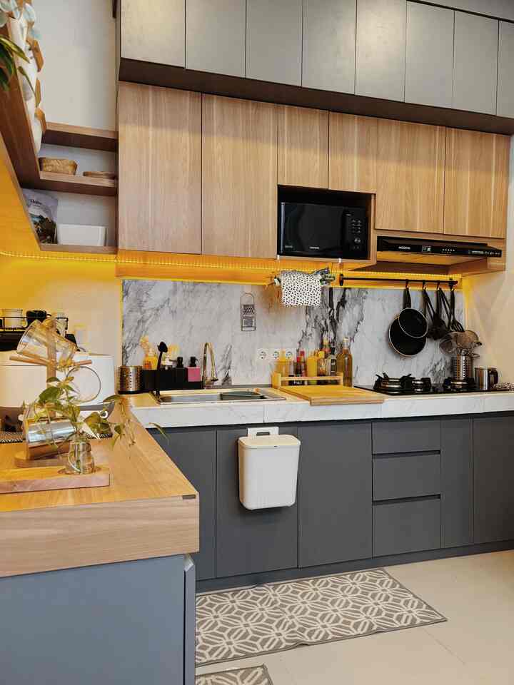 Styling area kitchen yang menyatu dengan dining room, salah satunya dengan menggunakan colour coordinate atau colour palette yang sama di kedua ruangan.
ruangan pun terlihat selaras🖤
#stylingdapur
#makeoverdapur
#renovasidapur