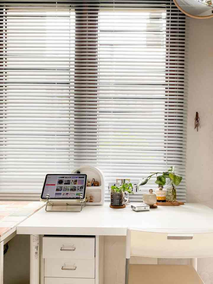 Happy Weekend 🥳

Kali ini aku mau share 4 benda favorit yang ada diruang kerjaku.

1. Meja Linnmon dari Ikea
• warnanya putih tapi mudah dibersihkan
• designnya minimalis
• ukurannya cocok dengan ruang kerjaku

2. Nord Cabinet dari Informa
• bahannya metal/ besi jadi lebih awet
• mudah dibersihkan
• meski terlihat kecil tapi muat banyak barang

3. Kursi Gunde dari Ikea
• bahannya plastik dan ringan
• mudah dibersihkan
• bisa dilipat jika tidak dipakai

4. Convex Mirror
aslinya warna orange, aku DIY dengan pilox jadi warna cream agar senada dengan ruang kerjaku.

semoga menginspirasi yaa🥰🫶🏻

#BendaFavorit
#RekomendasiDekor
#RecommendedDecorItems
#roomdecor #diyconvexmirror #convexmirror #ruangkerja #workspace 