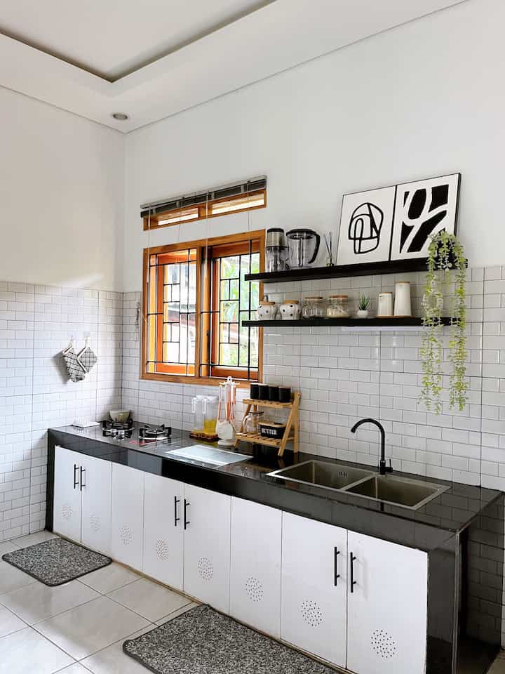 Cara kami styling dapur agar terang dan terlihat luas

- Kami tambahkan jendela d atas kompr agar hemat listrik pada siang hari dan memasak bisa sambil melihat kebun mangga d belakang rumah.

- Sengaja kami memilih dapur gundul dengan menggunakan amlaban agar dapur terasa leluasa karna kami rada belum menbutuhkan kitchen set.

- Kami juga tambahkan rak terbuka untuk penyimpanan gadget dapur serta di tambah d dekorasi tanaman palsu agar dapur lebih hidup

- Backslash  yang kami gunakan di sini hampir full agar lebih mudah untuk dibersihkan. 

#BumiGerrd #StylingDapur #MakeOverDapur #RenovasiDapur #DapurGundul #DapurMinimalis #DekorasiDapur