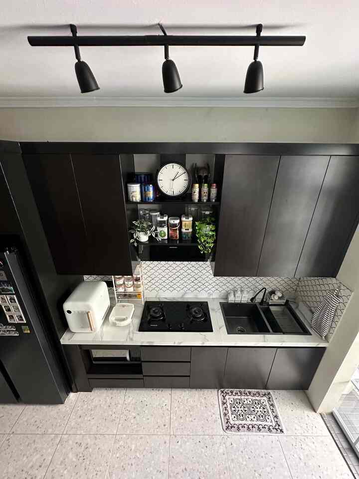 • Dapur Simple & Compact •

Hello O!House friends, di dapur aku yang cuma segaris ini, sebisa mungkin semua perintilan masuk ke kabinet, agar terlihat lega.

1. Dispenser dan rice cooker diletakkan di ujung, berseberangan dengan kitchen sink.

2. Di dalam kabinet atas aku menggunakan container-container putih untuk memisahkan barang sesuai jenisnya (dan untuk memudahkan dalam mengambil barang).

3. Di bawah kompor aku jadikan laci-laci untuk alat makan, gelas, kotak makan, piring besar dan alat-alat masak/ utensils seperti spatula, jepitan, peeler, whisk, dll.

4. Kabinet di bawah kitchen sink tidak diberi pelapis lagi (langsung lantai dan dinding) karena di sini jadi tempat menyimpan stok air mineral galon. Akses langsung ke lantai memudahkan memasukkan galon ke dalam kabinet. Bagian pintunya aku jadikan tempat menyimpan plastik sampah dan stok sponge cuci piring.

5. Tidak ada tabung gas karena kami menggunakan PGN.

#StylingDapur
#MakeOverDapur
#RenovasiDapur
#DapurCompact
#DapurSegaris