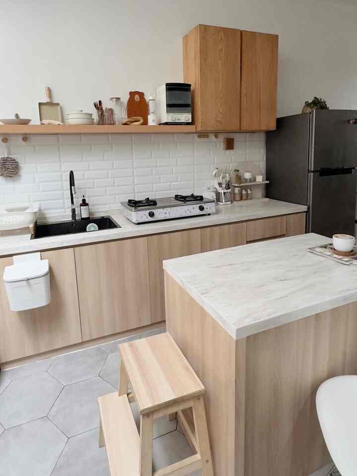 Styling Dapur

Untuk styling dapur biasanya aku menata ambalan dengan perintilan yang dibutuhkan didapur tetapi bisa dipajang sebagai item dekorasi.
Peralatan yang jarang digunakan biasanya disimpan dalam kabinet agar dapur terkesan clean dan rapi.

#StylingDapur
#MakeOverDapur
#RenovasiDapur
#DapurMinimalis
#DapurWhiteWood
