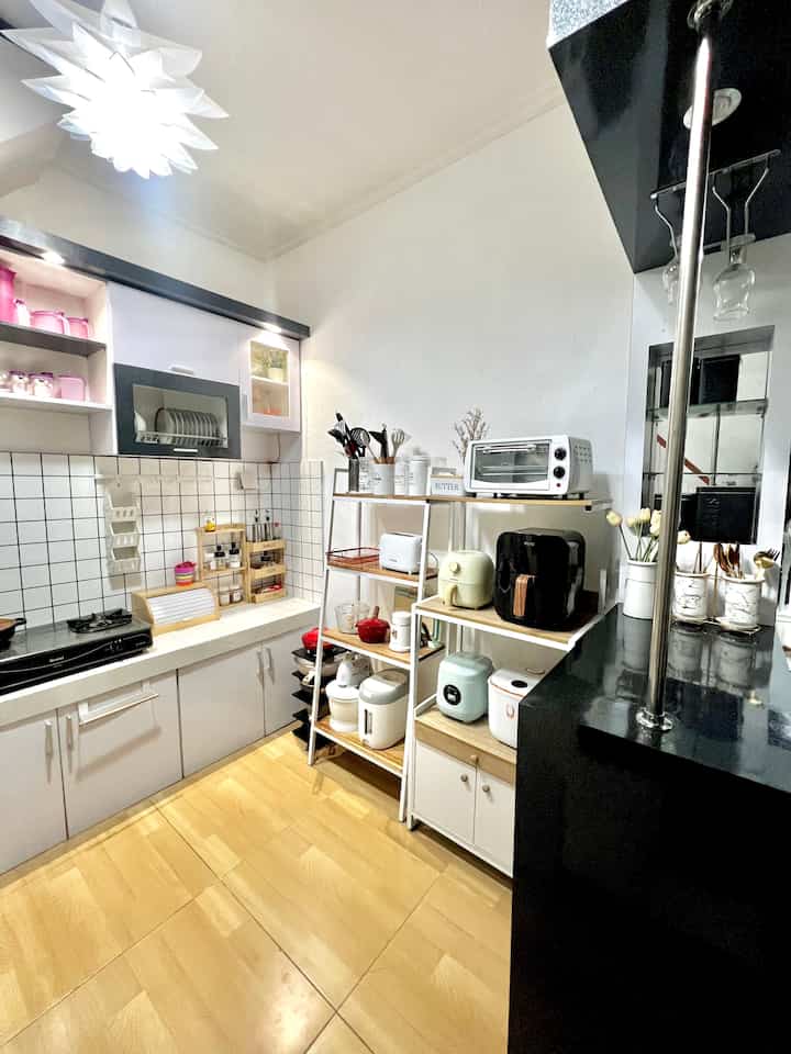 Styling Dapur…
Beberapa cara ala aku.. dengan merubah tembok dapur, cara yg low budget adalah dengan memasang wallfoam stiker anti panas, ini bener-bener merubah look dapur aku banget…

Dan agar perabotan lebih rapi, aku taruh dirak dapur, terbukti jadi lebih tertata
Untuk pencahayaannya, lampu aku gunakan lampu gantung bentuk lotus, bisa makin mempercantik dapur juga 😇

Dan tentunya kitchen set, ini adalah gong nya, walau simpel banget kitchen set dapur aku, tapi ini membuat dapur terlihat lebih rapi dan makin arsthetic 😇❤️
Semoga menginspirasi…. 



#stylingdapur #makeoverdapur #beforeafter #renovasidapur #minikitchen #kitchenset #inspirasidapur #dapurmini 