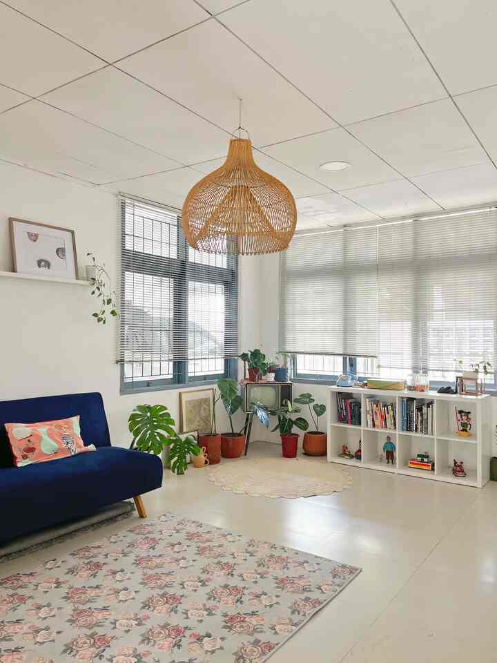 Seneng banget akhirnya aku punya karpet dengan motif bunga retro kaya gini. Karena untuk di living room ini, aku tuh pengen temanya retro. Jadi karpet motif bunga” cocok banget sama tema ruangan ini.
Terus aku nemu pot teracota dengan motif tekstur. Biasanya kan polosan ya. Cocok banget dipajang di rumah.
Plus aku punya tanaman baruu, buat dipajang di deket tv jadulku.
Kemarin beli pet bed juga yang modelnya estetik + Eco friendly karena terbuat dari eceng gondok. Jadi dipajang dimanapun juga kece. Anabul pun happy punya kasur baru ✨✨

#BendaFavorit #RekomendasiDekor #RecommendedDecorItems #homedecor #dekorasiruangtamu #homestagram 