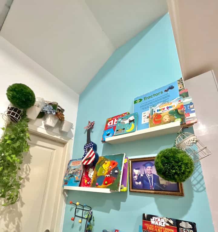 4 Benda favorit di rumah✨

Karena ini adalah spot Hall of fame kami, alias sudut kosong dekat tangga yang dibuat menjadi dinding hall of fame.
Benda favorit istri : ukulele hadiah paksu dari jaman pacaran
benda favorit istri : medali dan foto wisuda
benda favorit anak anak : buku cerita
yang terakhir bukan benda tapi lokasi : toilet, adalah lokasi favorit pak suami dan aku untuk cari ide buat bikin konten hehe

#BendaFavorit #RekomendasiDekor #RecommendedDecorItems #Livingroom #smallhouse #jakartatimur #rumahdeveloper