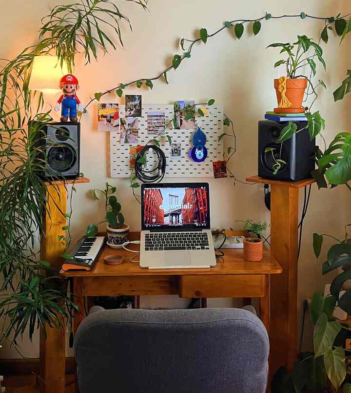 Setiap pemilik hunian pasti memiliki benda-benda favorit diantara ruang yang mereka tata interiornya.
Pada ruangan #Philodechamber ada empat benda favorit yang turut menghiasi interior, yaitu diantaranya ada satu setup alat recording, ada juga rak merah dan lampu jamur yang serasi bila disandingkan keduanya, selanjutnya ada tanaman philodendron micans yang merambat diantara mezzanine. 
Semua benda memiliki cerita masing-masing, ada benda yang di dapat secara online, maupun ada juga yang didapat ditoko offline, seperti halnya tanaman yang didapat di toko tanaman yang sudah merambat diantara tembok2 bangunan, dan sedikit sulit untuk memindahkannya, ada rak yang memiliki perubahan warna cat karena untuk lebih menyesuaikan konsep pada ruangan. Semua benda yang disukai pada dasarnya memiliki perannya masing-masing untuk memperindah ruangan. Saling melengkapi satu sama lain.
#BendaFavorit
#RekomendasiDecor
#RecommendedDecorItems