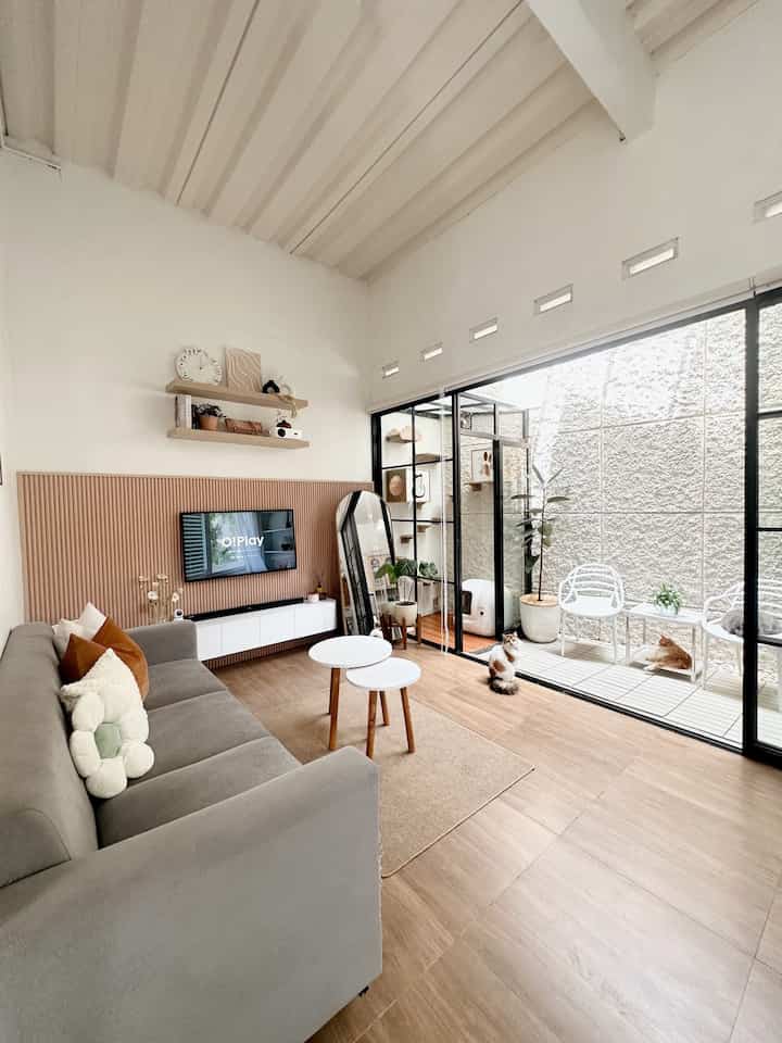 Benda favorite yang ada di rumah yang pertama ada automatic litter box. Karena sangat meringankan pekerjaan mengurus anabul. Yang kedua kursi baru di area taman. Desainyanya aesthetic dan warna putih matching dengan tema rumah. Yang ketiga ada standing mirror. Favorite aku karena bentuknya yang curve di bagian atas. Spot ini jadi tempat favorite untuk ootd. Dan yang keempat floating cabinet. Karena bentuknya yang unik dan ruang penyimpanan yang cukup banyak. Pake floating cabinet ini juga memudahkan membersihkan lantai bagian bawahnya ✨

#BendaFavorite #RekomendasiDekor #RecommendedDecorItems