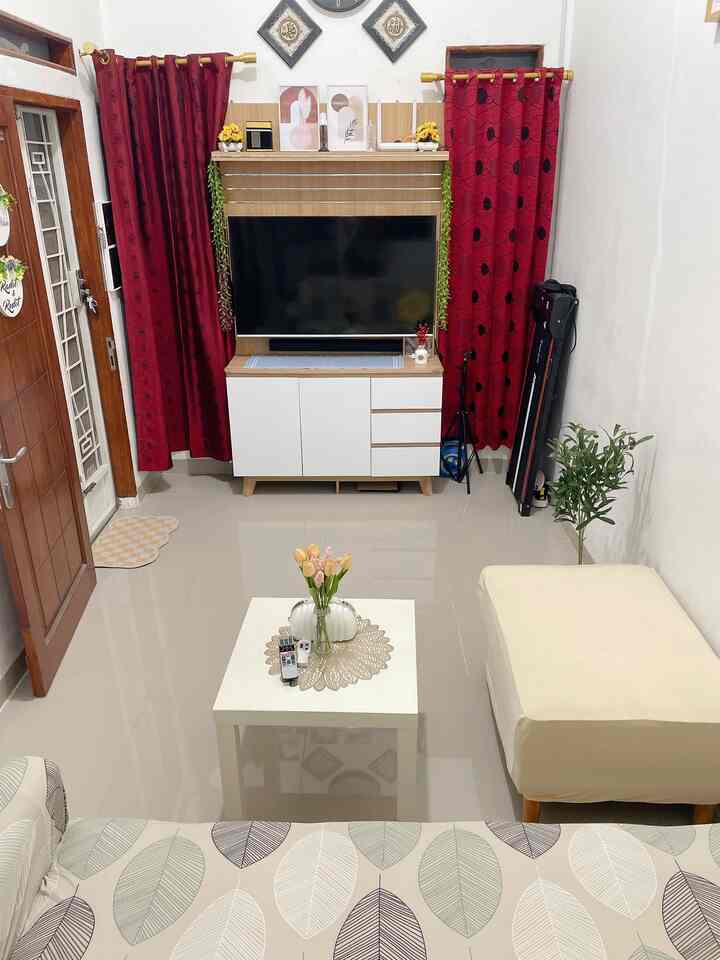 Spill Favorite objects in one of the rooms in my house, which make me feel at home sitting here for a long time while dancing, plus there are additional small greenery, making the atmosphere cool.

1. Cabinet table by Informa
2. Folding dining table by Homedoki
3. Lee Kwan Yuw Juntai Leaves by Unico
4. Artificial Olive Tree by Wholesale Fake Flowers
5. Sofabed Type L by Kutala type Brenda

We are very selective in choosing furniture & furniture for the Living Room as well as the Family Room & Dining Room.
Because of its minimalist size, 5x2.5m
So everything has to be really measured so it doesn't take up space & choosing bright colors really makes a difference so it looks spacious, neat & clean.

Hopefully it's useful 🫶🏻🤍


#FavoriteObjects #RekomendasiDekor #RecommendedDecorItems #inspo #idedekor #rumahminimalis #scandinavian #rumahcluster #depok #homeinspo