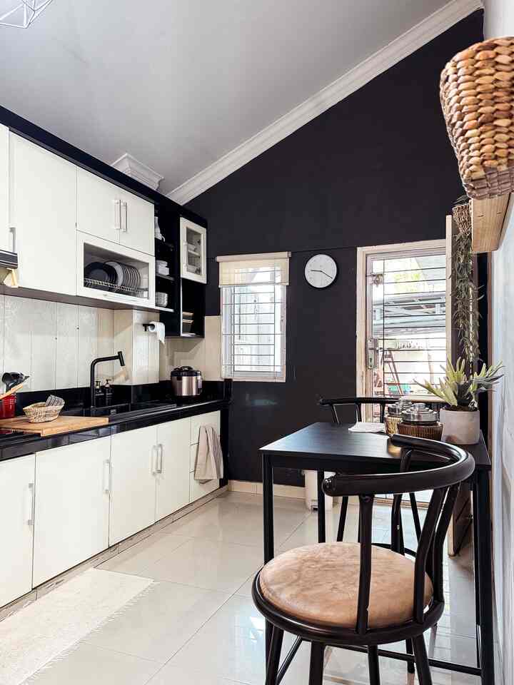Styling Dapur HomebyJlo.

Masih tetap style hitam dan putih.Dapur kesan tegas ini dipermanis dengan benda benda warna natural.Seperti kitchen towel linen coklat muda,keranjang anyaman dan artificial plant.Agar tidak monoton,utensil sendok warna merah diletakkan di dapur.

#StylingDapur
#MakeOverDapur
#RenovasiDapur
#kitchendecor
#Vintage
