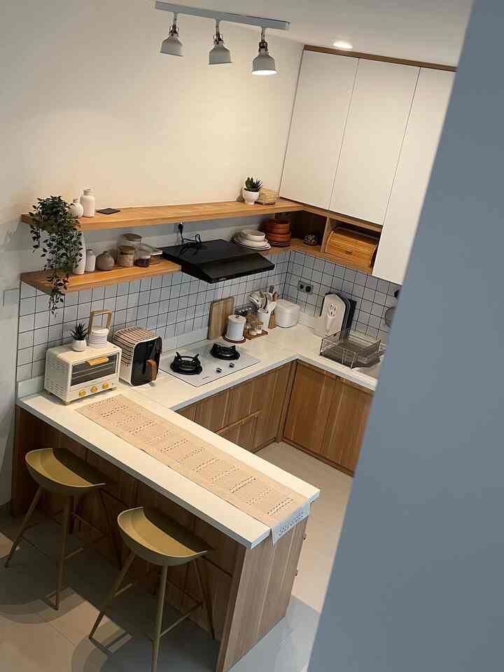 Selamat datang lagi di dapurkuu!! 

Jujuurr dapur ini tuh ya gini-gini ajaa, paling aku styling dengan mengganti lap alas yang ada di airfryer. Ganti motif/warna=ganti suasana. Begitu pula dengan table runnernya. Atau aku geser-geser printilan supaya gak bosen. Aku lebih suka semua barang yang ada di toptable adalah hal-hal esensial, sisanya masuk kabinet ajaaa 🫶🏼

#stylingdapur #makeoverdapur #renovasidapur #dapurminimalis #dapurjapandi #inspirasidapurkecil